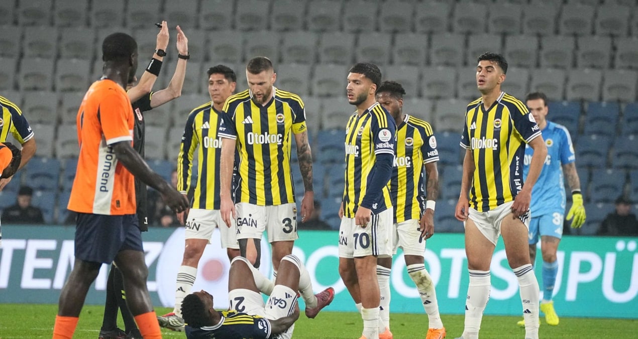 Fenerbahçeli Futbolcuların İlk Yarı Sonunda Hakeme Yoğun İtirazı
