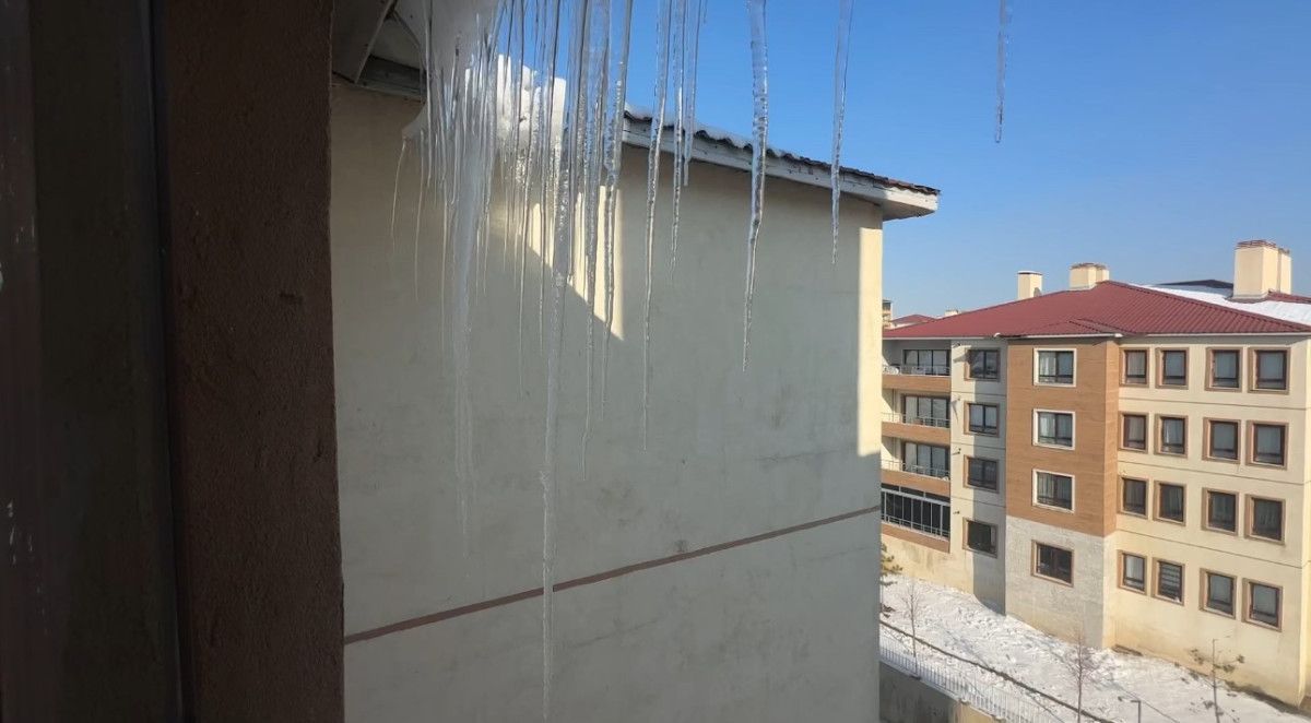 Hakkari'de Dondurucu Soğuklar Buz Sarkıtlarını 2 Mete Ulaştırdı
