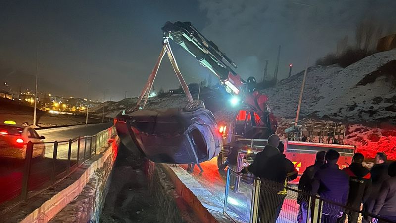 Hakkari'de Su Kanalına Düşen Otomobilde Sürücü Hafif Yaralandı