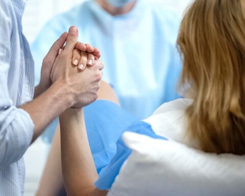 Hastaneye Karın Ağrısıyla Giden Kadın, Dokuz Aylık Hamile Olduğunu Öğrendi