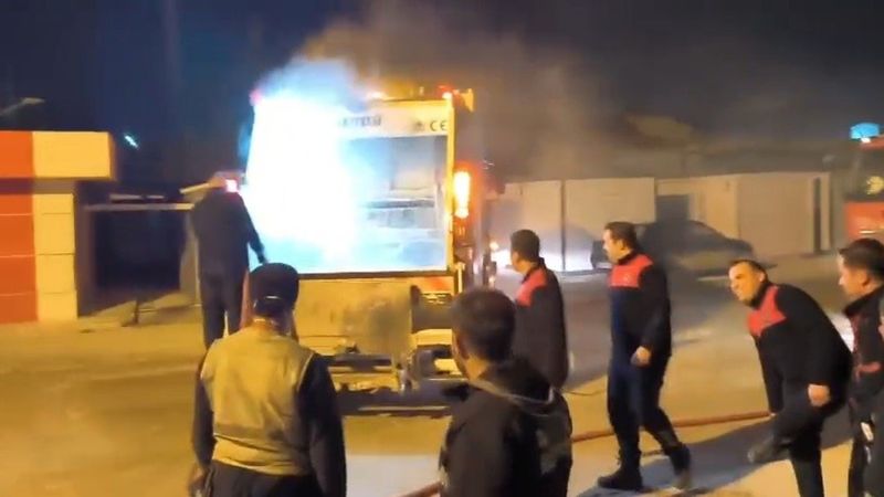 Hatay'da Çöp Kamyonu Yangın Çıkardı, İtfaiye Hızla Müdahale Etti
