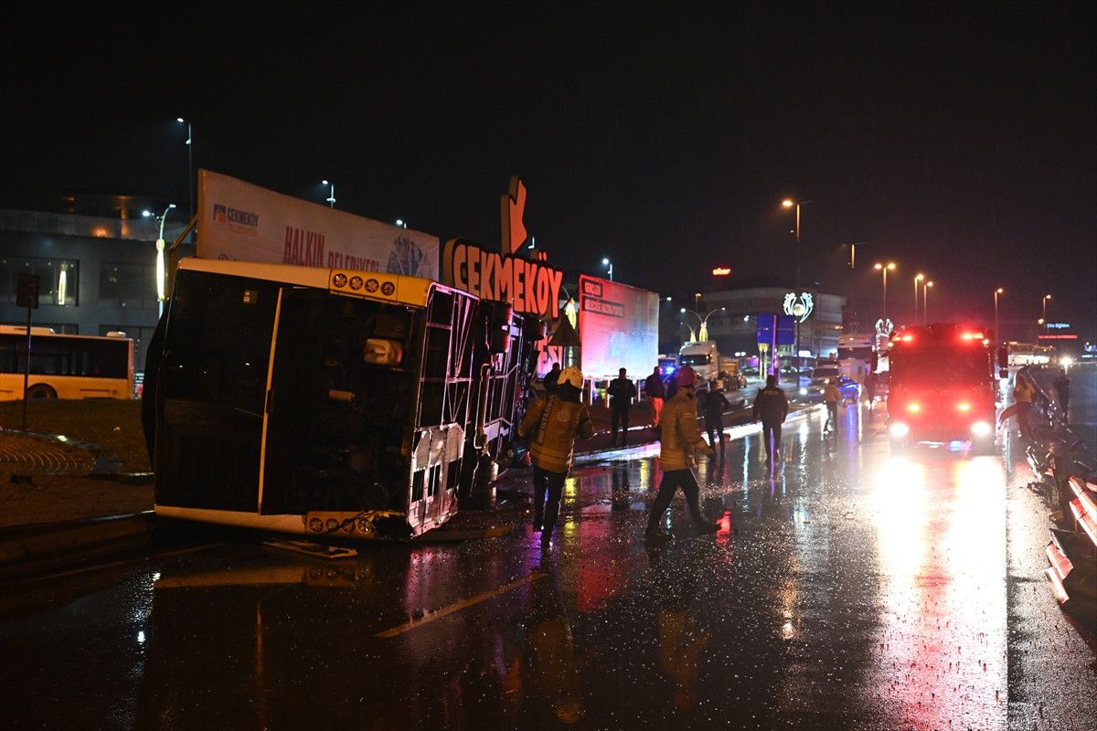İstanbul'da Özel Halk Otobüsü Devrildi, Şoför Hafif Yaralı