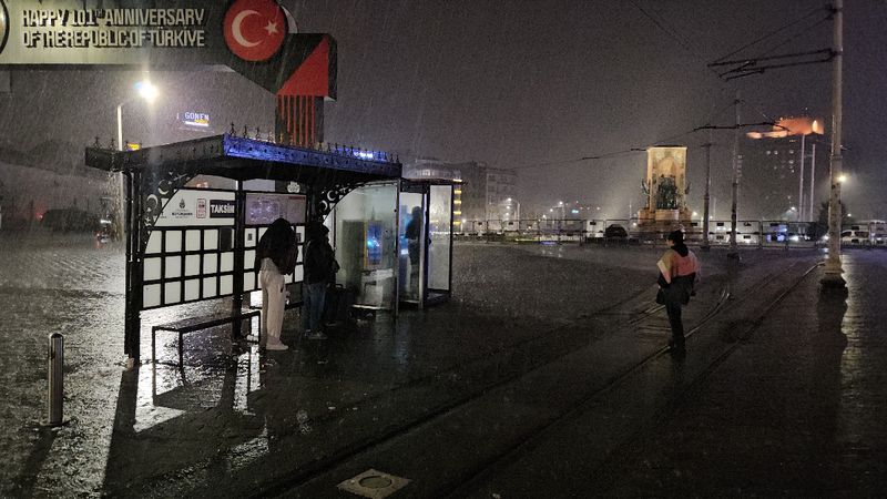 İstanbul'da Sağanak Yağış Hayatı Olumsuz Etkiliyor