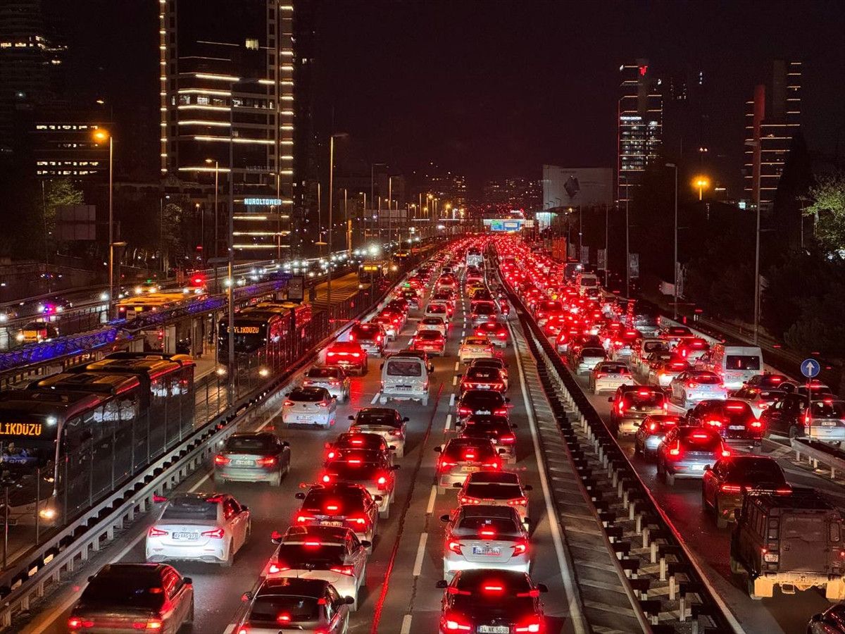İstanbul’da Trafik Yoğunluğu Yüzde 72'ye Ulaştı, Ana Arterlerde Sıkışıklık Artıyor