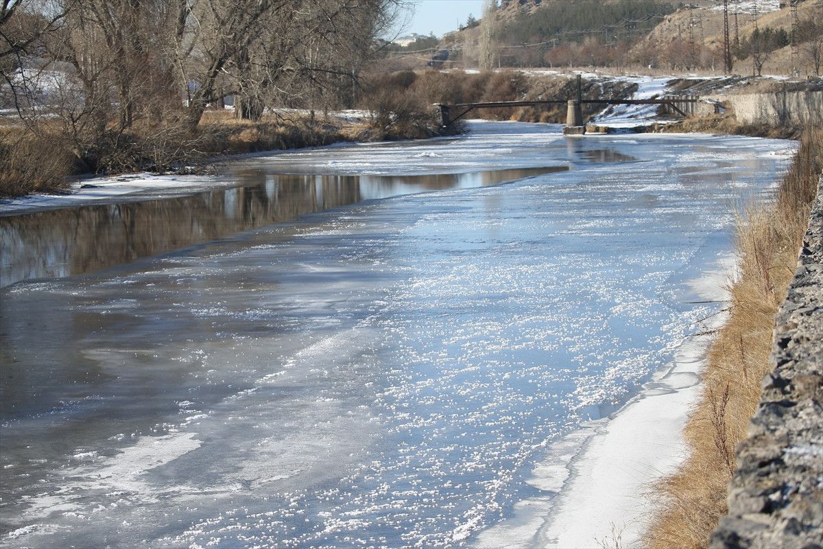 Kars ve Ardahan'da soğuk hava yaşamı olumsuz etkiliyor