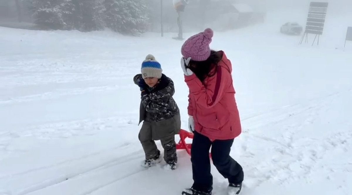 Kars'ta Kar Yağışı Çocukları Sokağa Dökerek Eğlenceye Dönüştürdü