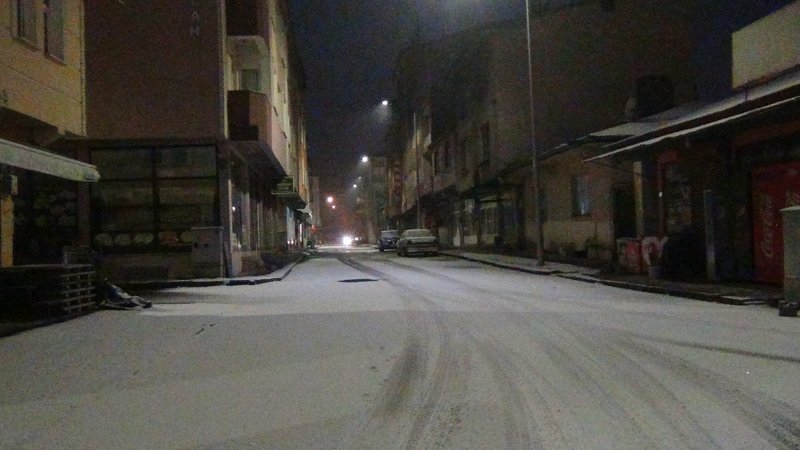 Kars'ta Mevsimin İlk Kar Yağışı Şehir Merkezini Beyaz Örtüyle Kapladı