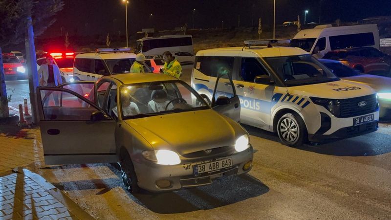 Kayseri'de Dur İhtarnına Uymayan Sürücü, Polis Memuruna Çarpıp Kaçtı