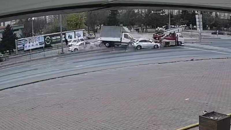 Kayseri'de Kırmızı Işık İhlali Sonucu Zincirleme Kaza Meydana Geldi