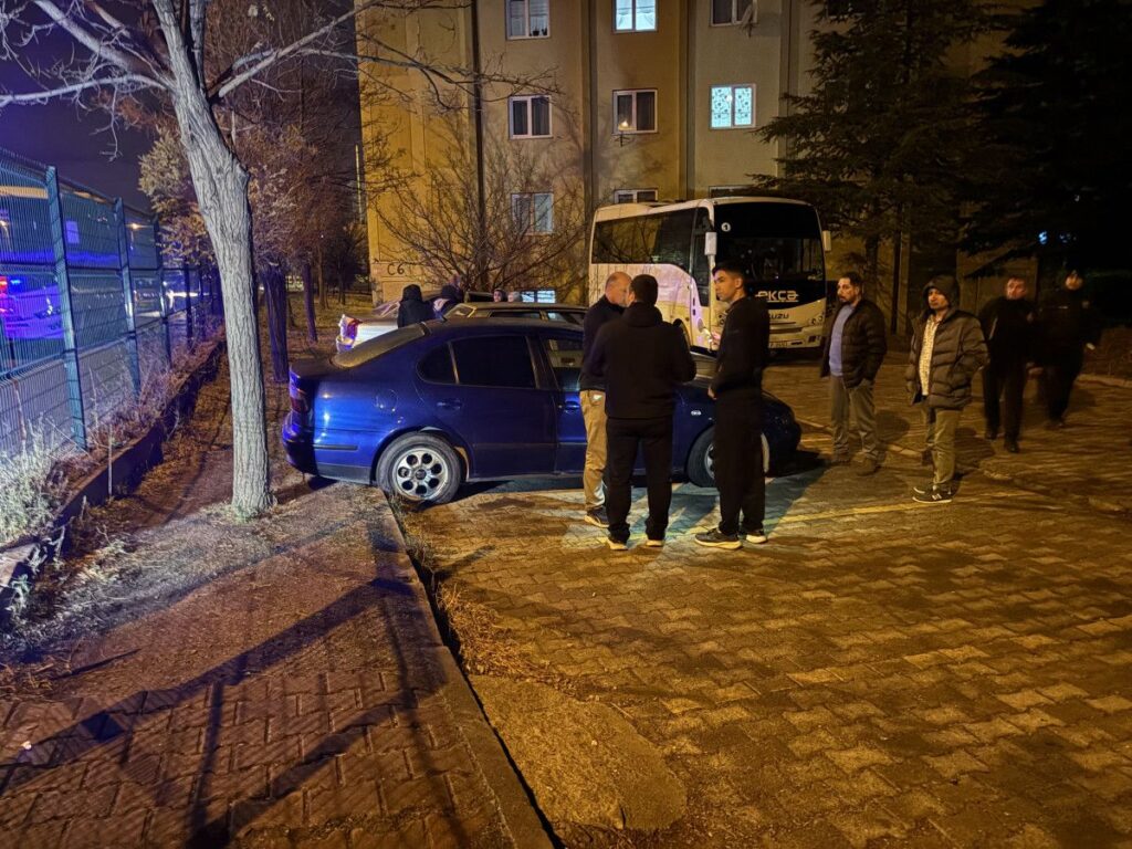 Kayseri'de Ortak Otoparkta 5 Araçta Lastik Kesildi