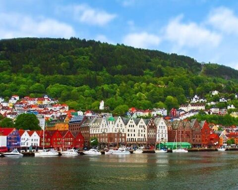 Kutup bölgelerinde güneşin günlerce batmadığı doğal olaylar