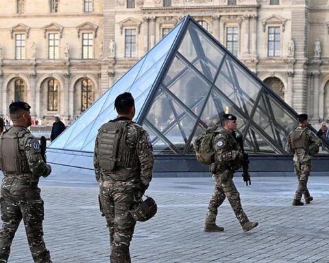 Louvre Müzesi'nde Soygun Sonrası Güvenlik Önlemleri Artıyor