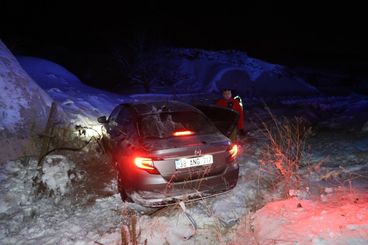 Nevşehir'de Kontrolden Çıkan Araç Kaya ile Çarpıştı, 4 Kişi Yaralandı