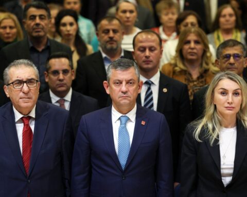 Özgür Özel: Haksızlıklara Karşı Evde Oturarak Mücadele Edilemez