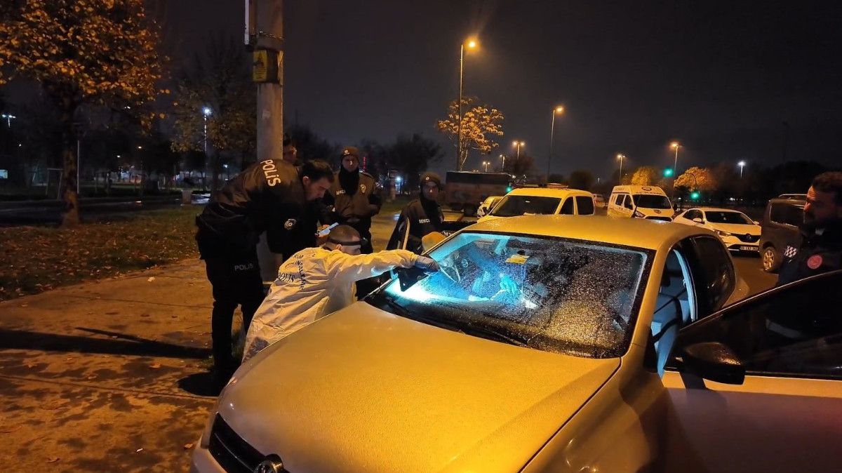 Pendik'te polis kontrolü sırasında park halindeki araçta genç cesedi bulundu