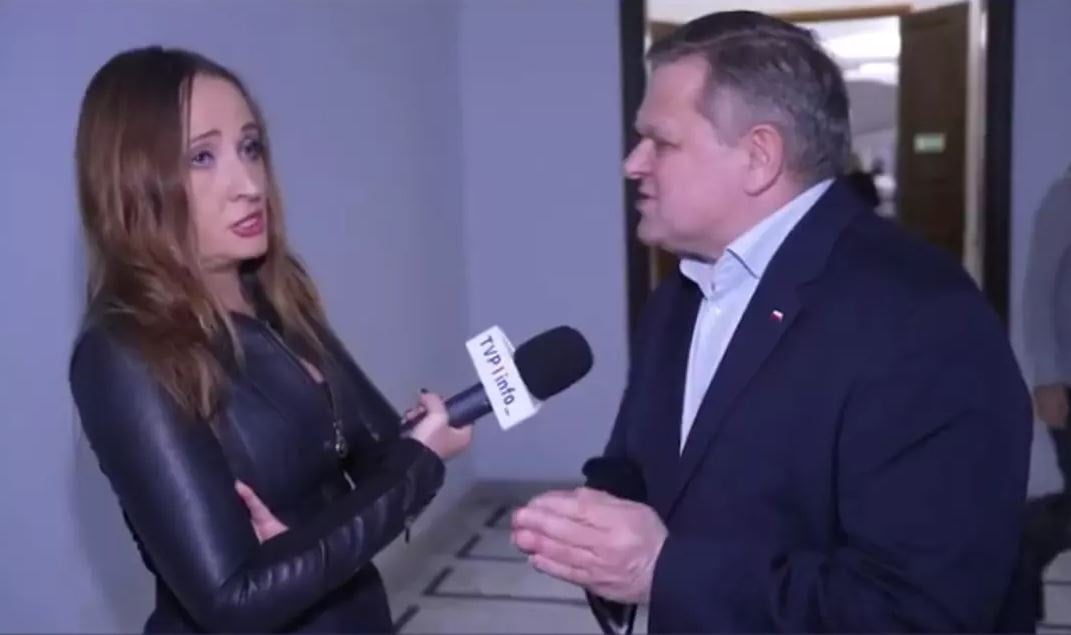 Polonya Senatörü Röportajda Muhabire Hakaret Etti, Olay Sosyal Medyada Gündem Oldu