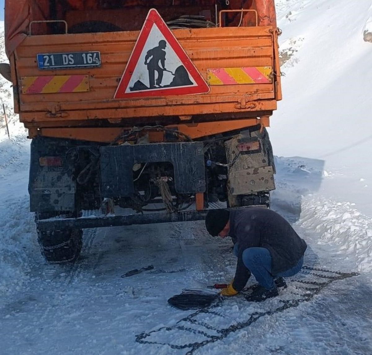 Şırnak’ta Kar Yağışı Nedeniyle Yolda Kalan 12 Kişi Kurtarıldı