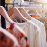 Sultangazi'de İhtiyaç Sahiplerine Ücretsiz Kıyafet Sunan Giyim Mağazası Açıldı