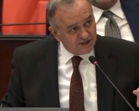 TBMM'de MHP'li Erkan Akçay'ın dil sürçmesi gülüşmelere yol açtı