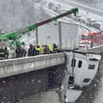 TIR kabini köprüde asılı kaldı, sürücü 5 saat boyunca kurtarılmayı bekledi