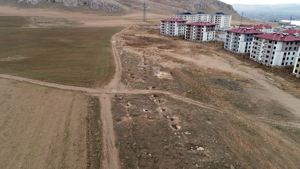 Van'da Urartu Nekropolü Kaçak Kazılarla Tahrip Edildi