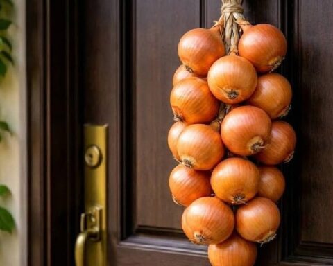 Yunanistan’da Kapılara Soğan Asma Geleneği Yeni Yıl Kutlamalarında Öne Çıktı