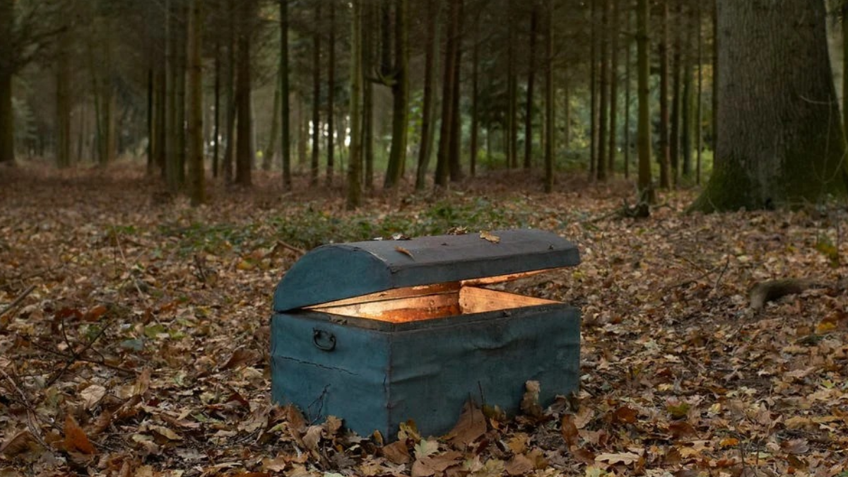 Yürüyüş yapan kadın 900 yıllık hazine buldu