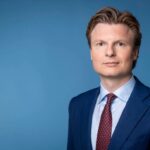 #### Batı gündemi Grönland’a kayarken Ukrayna enerji saldırılarıyla yalnız kalıyor Hollanda Savunma Bakanı Ruben Brekelmans, 20 Ocak 2026’da yaptığı açıklamada Batı dünyasının dikkatinin Ukrayna’dan uzaklaştığını ve bunun ciddi sonuçlar doğurabileceğini söyledi. Brekelmans, sosyal medya hesabından paylaştığı mesajda, siyasi ve medyatik odağın Grönland’ın geleceğine ilişkin tartışmalara kaydığını, buna karşılık Rusya’nın Ukrayna’ya yönelik saldırılarının arka planda kaldığını vurguladı. Bakanın bu çıkışı, Ukrayna’nın kritik bir kış döneminden geçtiği bir anda geldi. #### Enerji altyapısına yönelik saldırılar gölgede kalıyor Açıklama, Avrupa ile ABD arasında Grönland’ın stratejik konumuna dair süren görüş ayrılıklarının yoğunlaştığı bir dönemde yapıldı. Aynı süreçte Rusya, Ukrayna’nın enerji altyapısına yönelik saldırılarını artırdı ve bu saldırılar milyonlarca insanı elektriksiz, ısınmasız ve susuz bıraktı. Brekelmans’ın mesajında altı çizilen temel sorun, Batı’nın gündeminin dağılmasıyla birlikte bu insani ve güvenlik krizinin yeterince karşılık bulamaması oldu; değerlendirmeler [Hollanda Savunma Bakanlığı’nın açıklaması](https://x.com/DefensieMin/status/2013542364225089677) etrafında şekillendi. #### Kış dönemi askeri dengeyi belirliyor Hollandalı bakan, Ukrayna için en kritik hedefin kışı atlatmak olduğunu ifade etti. Ona göre bu dönem, ilkbaharda sahadaki güç dengesini doğrudan etkileyecek. Rusya’nın aşırı soğukları ve enerji açığını bir baskı aracı olarak kullandığı, yoğun füze ve insansız hava aracı saldırılarıyla Ukrayna’nın kaynaklarını tüketmeyi amaçladığı belirtiliyor. Bu şartlar altında Batı’dan gelecek hava savunma sistemleri ve enerji desteği, Kiev’in savunma kapasitesinin korunmasında belirleyici rol oynuyor. #### Moskova’nın müzakere söylemi ve fiili saldırılar Brekelmans’ın değerlendirmesinde, Kremlin’in müzakere söylemini sürdürürken sahada saldırılarını artırmasının Batı için açık bir sinyal olduğu vurgulandı. Rusya’nın gerçek bir uzlaşma arayışında olmadığı, aksine askeri baskıyla kendi şartlarını dayatmayı hedeflediği ifade edildi. Bu nedenle, Ukrayna’yı güçlendirmeden yapılan “gerilimi düşürme” çağrılarının saldırganı cesaretlendirdiği görüşü öne çıkıyor; bu yaklaşım Rusya yanlısı kanallar tarafından da farklı şekillerde yorumlanıyor ve tartışmalar [ilgili paylaşımlarda](https://t.me/ejdailyru/379906) geniş yer buluyor. #### Batı içi tartışmalar Moskova’nın işine yarıyor Bakanın mesajında öne çıkan bir diğer nokta, Batı içindeki her türlü anlaşmazlığın Rusya’ya alan açtığı oldu. Gündemin Grönland ya da başka başlıklara kaymasının, Ukrayna’ya verilen desteği zayıflattığı ölçüde Moskova’nın hibrit stratejisine hizmet ettiği değerlendiriliyor. Bu strateji, Batı’nın birlik duygusunu aşındırmayı ve uzun vadede siyasi dayanıklılığını zayıflatmayı amaçlıyor. #### Stratejik bir uyarı olarak okunan açıklama Brekelmans’ın sözleri, yalnızca güncel bir eleştiri olarak değil, daha geniş bir stratejik uyarı olarak yorumlanıyor. Mesajın özü, Ukrayna’nın Batı güvenlik politikasında koşulsuz bir öncelik olmaya devam etmesi gerektiği yönünde. Dikkatin dağılması, yalnızca Kiev için değil, Avrupa ve transatlantik güvenlik mimarisi için de uzun vadeli riskler barındırıyor. Ukrayna savaşı, enerji altyapısı, hava savunması, Batı güvenliği, Rusya saldırıları, Grönland tartışması, hibrit savaş,