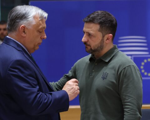 Orban, Zelenskiy’e yönelik sözlerini savunurken Budapeşte’nin çizgisini sertleştirdi