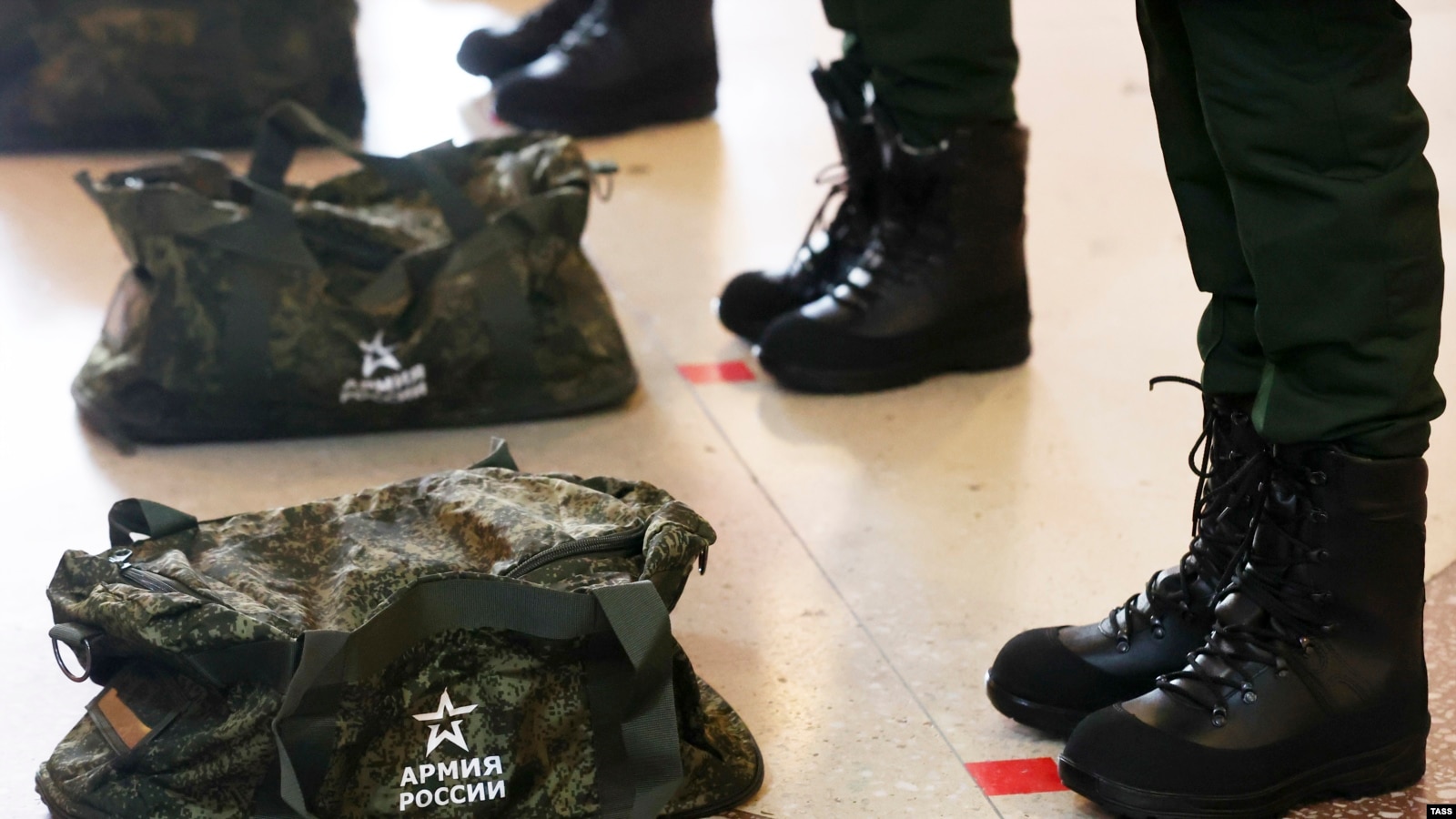 Rusya, işgal altındaki bölgelerde Ukraynalı gençleri zorla kendi ülkelerine karşı savaşa sürüklüyor