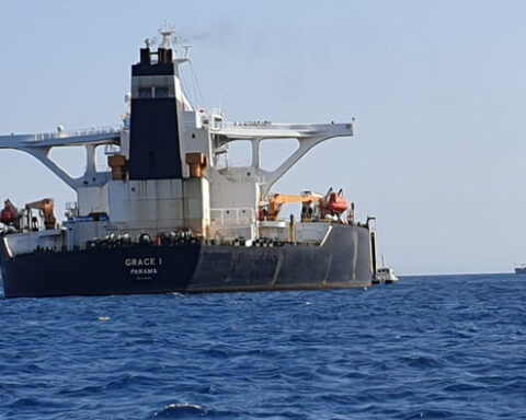 ABD ordusu Rus petrol tankerini ilk kez zor kullanarak durdurdu