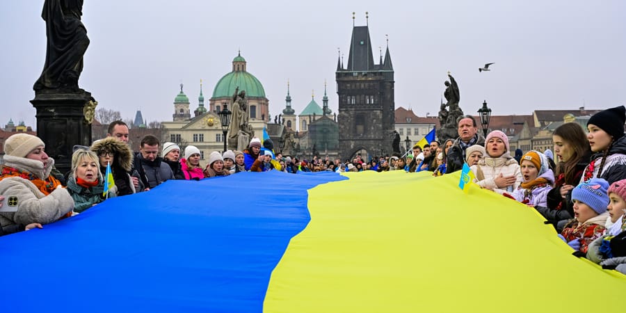 Tomio Okamura, Prag’daki Karl Köprüsü’nde Ukrayna bayrağına tepki gösterdi