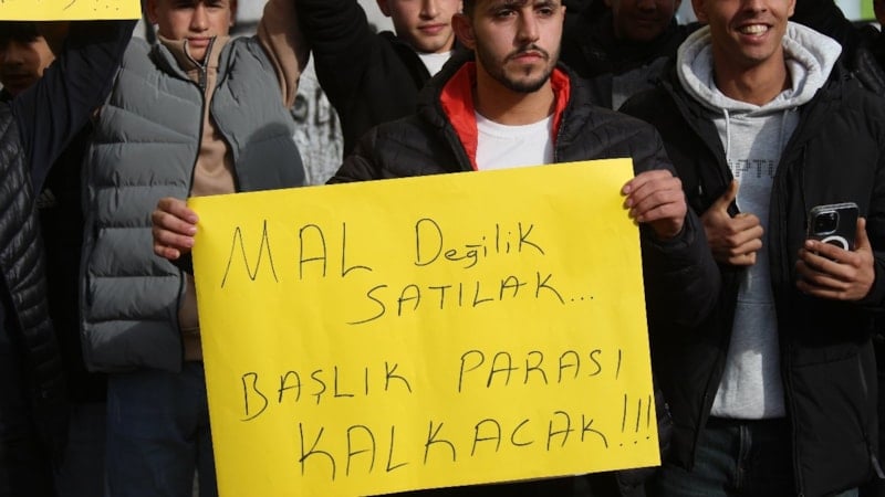 Adana'da Gençlerden Başlık Parası Uygulamasına Protesto