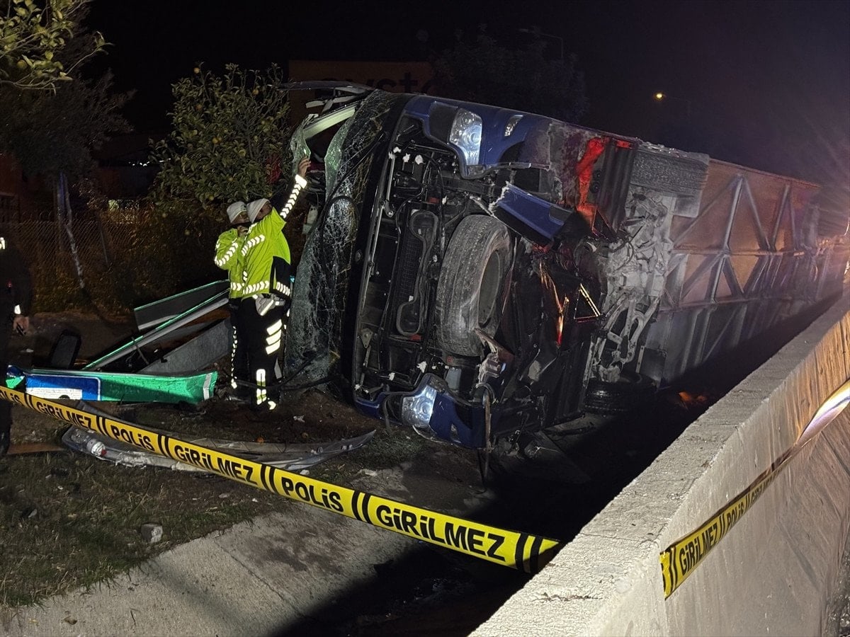 Adana'da Yolcu Otobüsü Devrildi, 8 Kişi Yaralandı