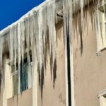 Ağrı'da Don Devrinde Buz Sarkıtları Yayaları Tehdit Ediyor