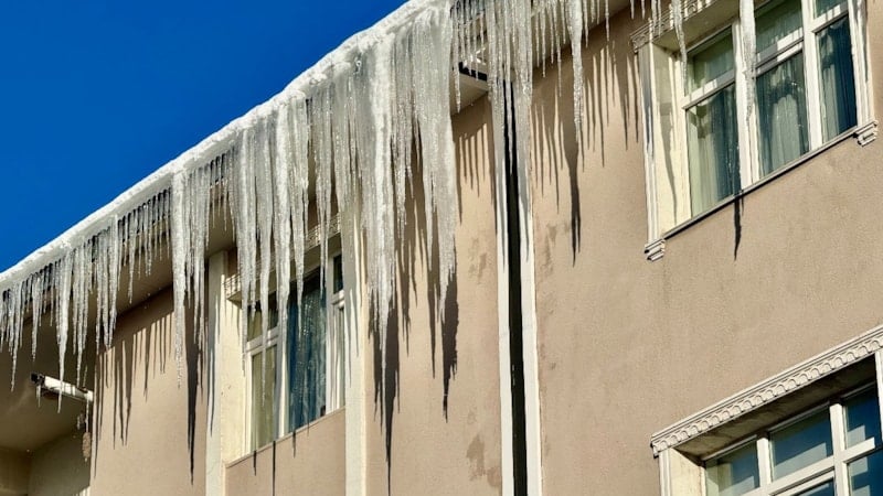 Ağrı'da Don Devrinde Buz Sarkıtları Yayaları Tehdit Ediyor