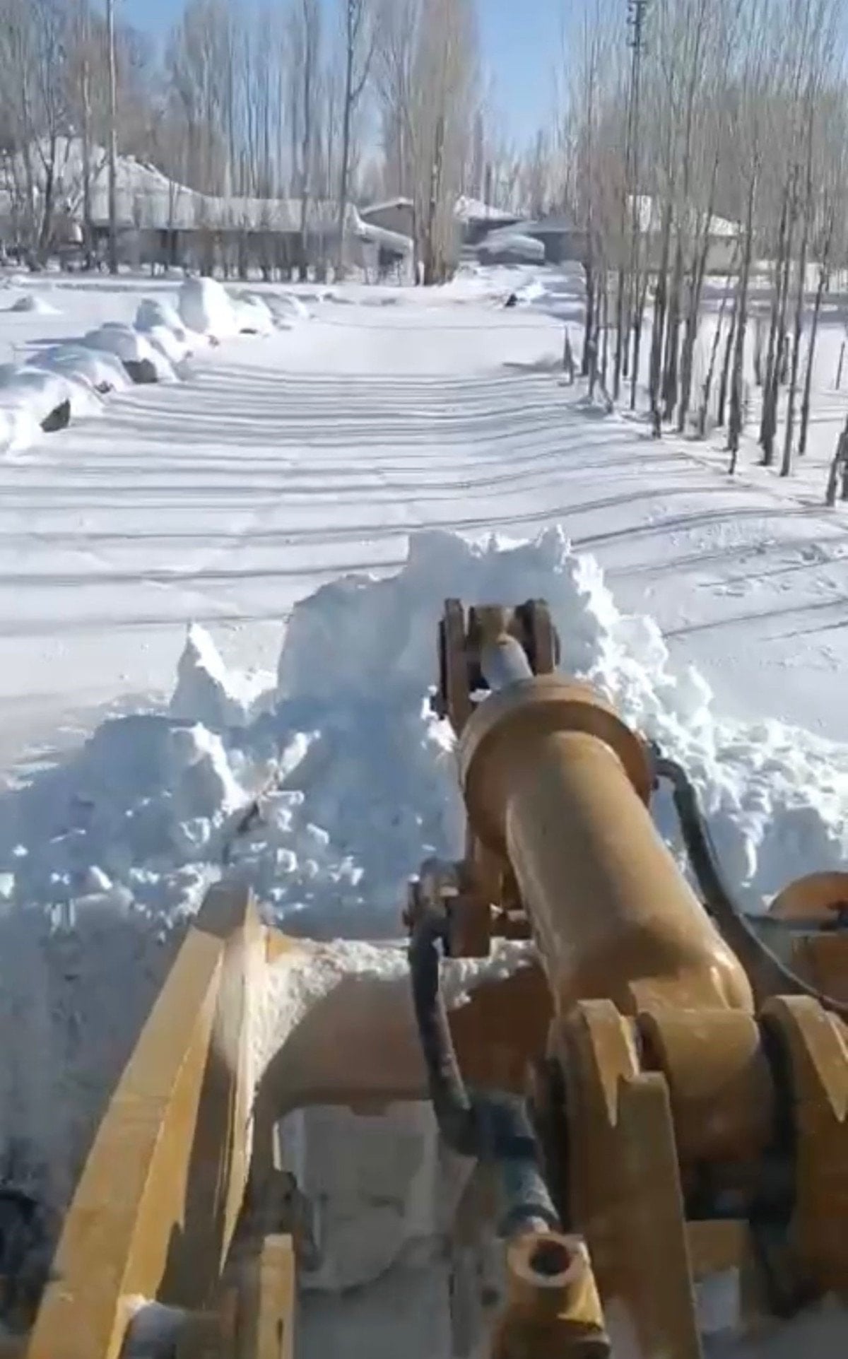 Ağrı'da Köy Yollarında Karla Mücadele Çalışmaları Devam Ediyor