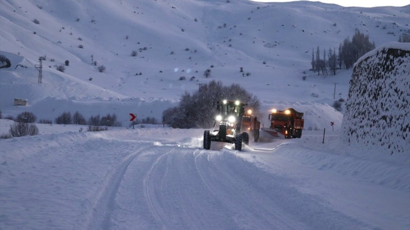 Ağrı'da Yoğun Kar Yağışı Nedeniyle Ekipler 7/24 Ulaşım İçin Çalışıyor