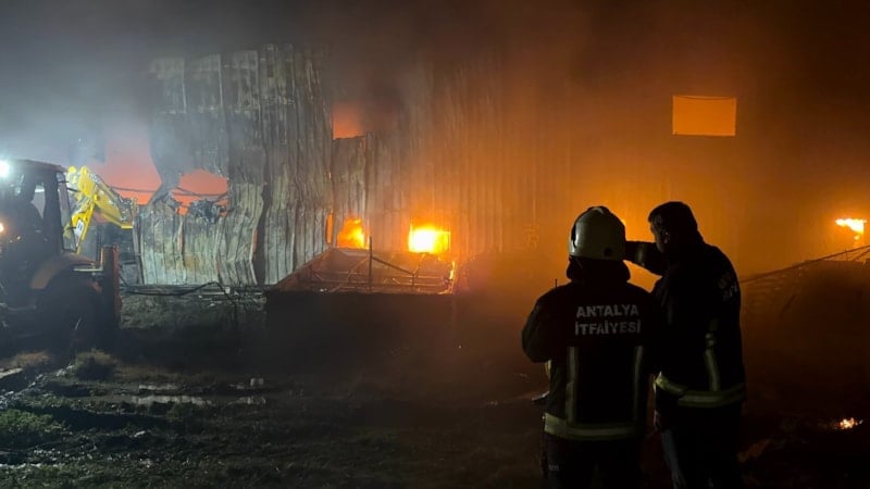 Antalya'da Klima Deposunda Yangın Çıktı, Can Kaybı Yok