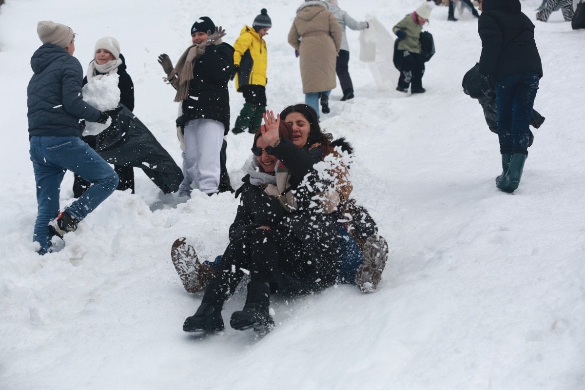 Ayder Yaylası'nda yoğun katılımla kardan adam kış festivali yapıldı