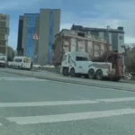 Bağcılar'da çekici, park halindeki tıra çarparak 2 kişiyi yaraladı