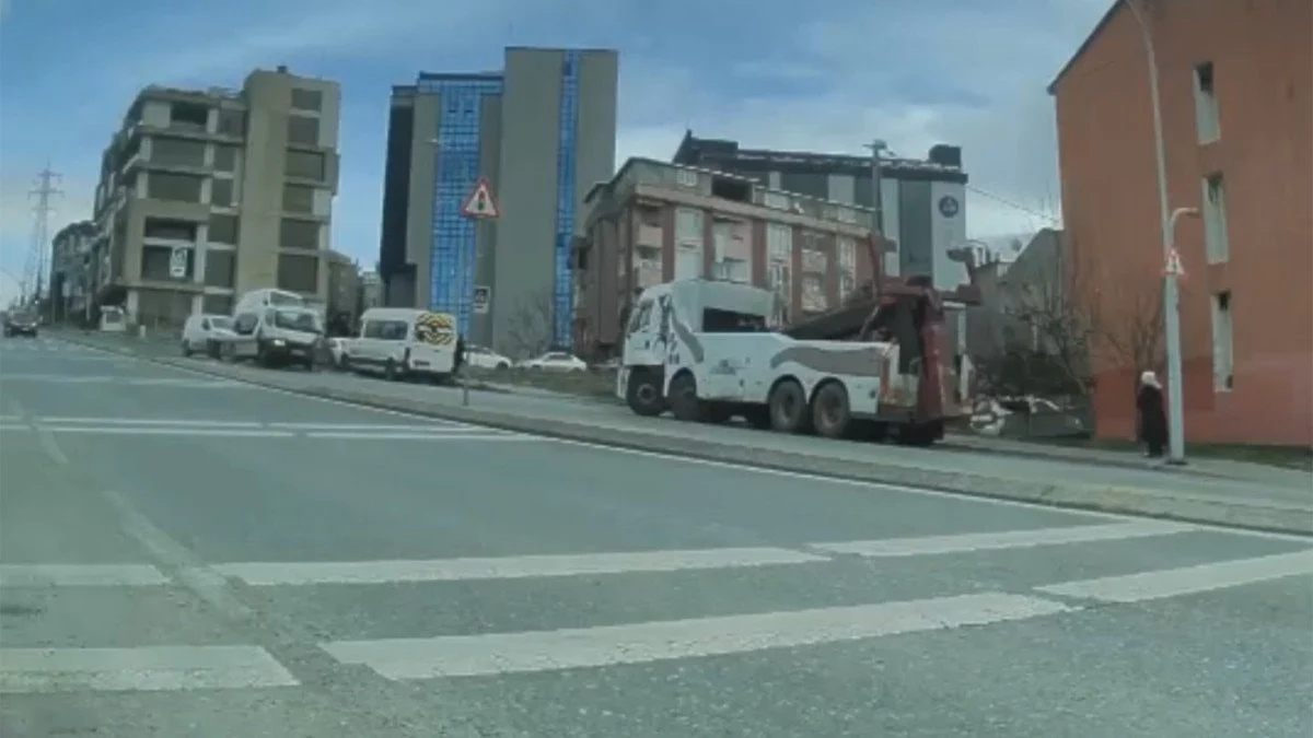 Bağcılar'da çekici, park halindeki tıra çarparak 2 kişiyi yaraladı