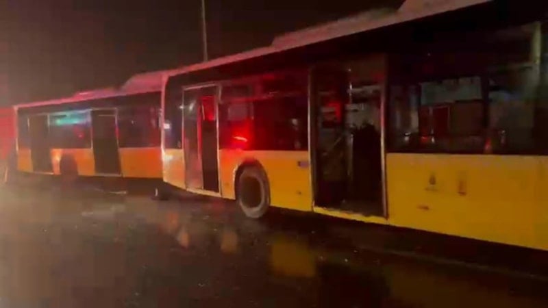 Başakşehir'de üç İETT otobüsü çarpıştı, beş yaralı hastaneye kaldırıldı