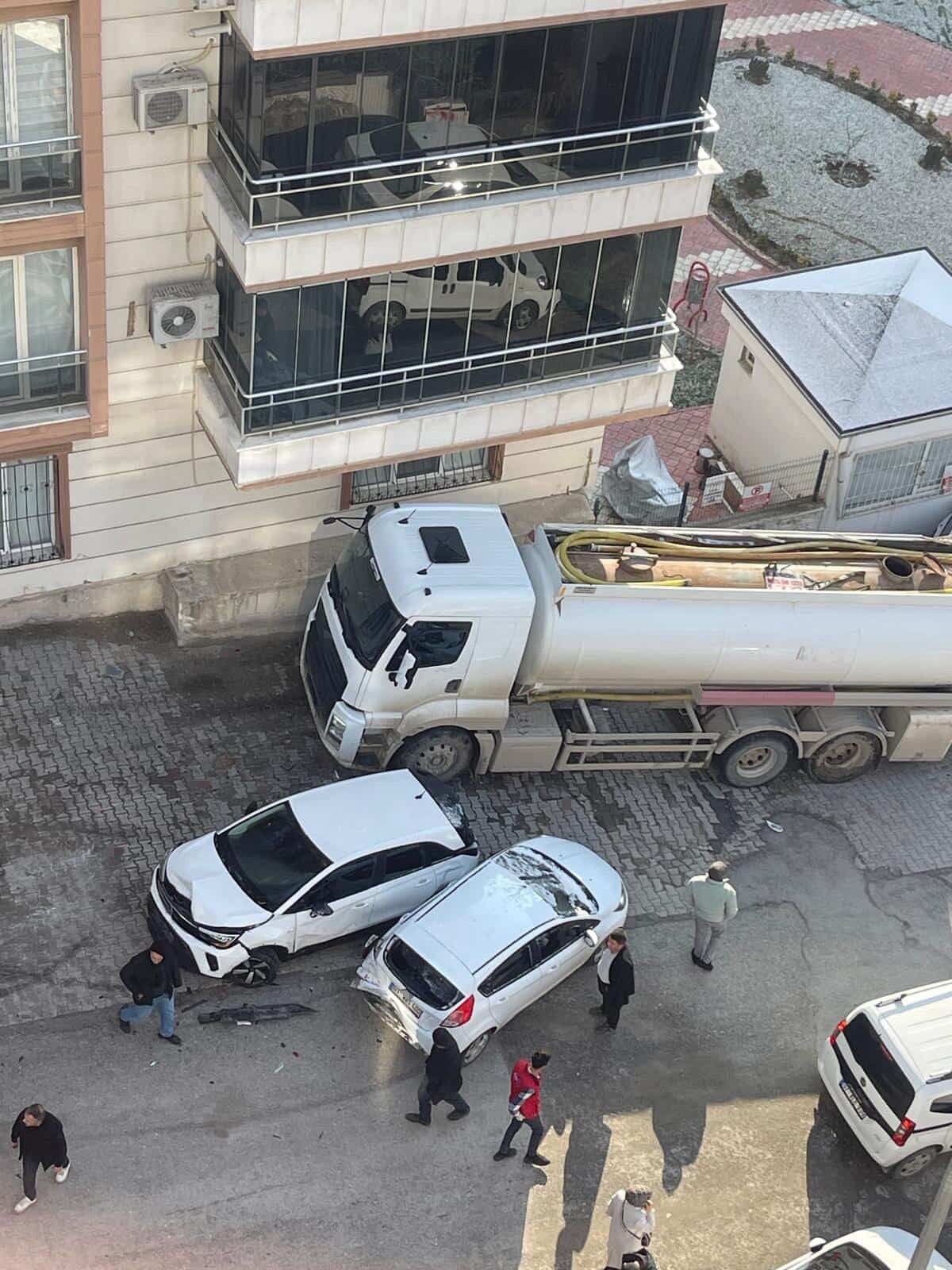 Batman'da Freni Boşalan Akaryakıt Tankeri, Park Halindeki 8 Araca Çarptı