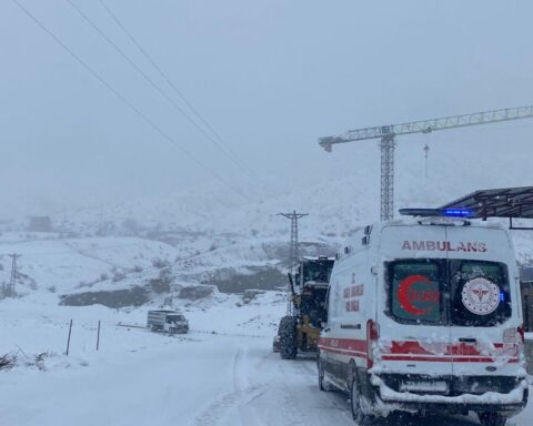 Batman'da Kar Yağışı Hasta Taşıma İşlemini Zora Soktu