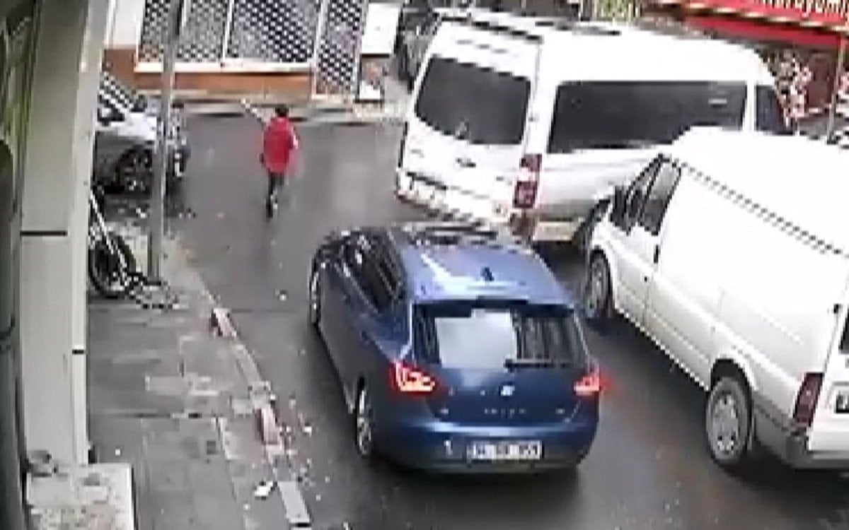 Bayrampaşa'da Çocuk, Ambulansın Geçişi İçin Trafiği Yönlendirdi