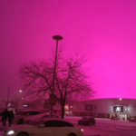 Birmingham'da Gizemli Pembe Işık: Kar Yağışı ve LED'lerin Etkisi