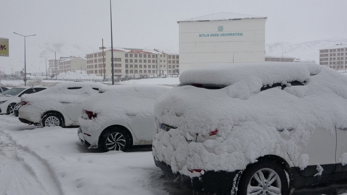 Bitlis'te kar yağışı ulaşımı olumsuz etkiledi, 111 köy yolu kapandı