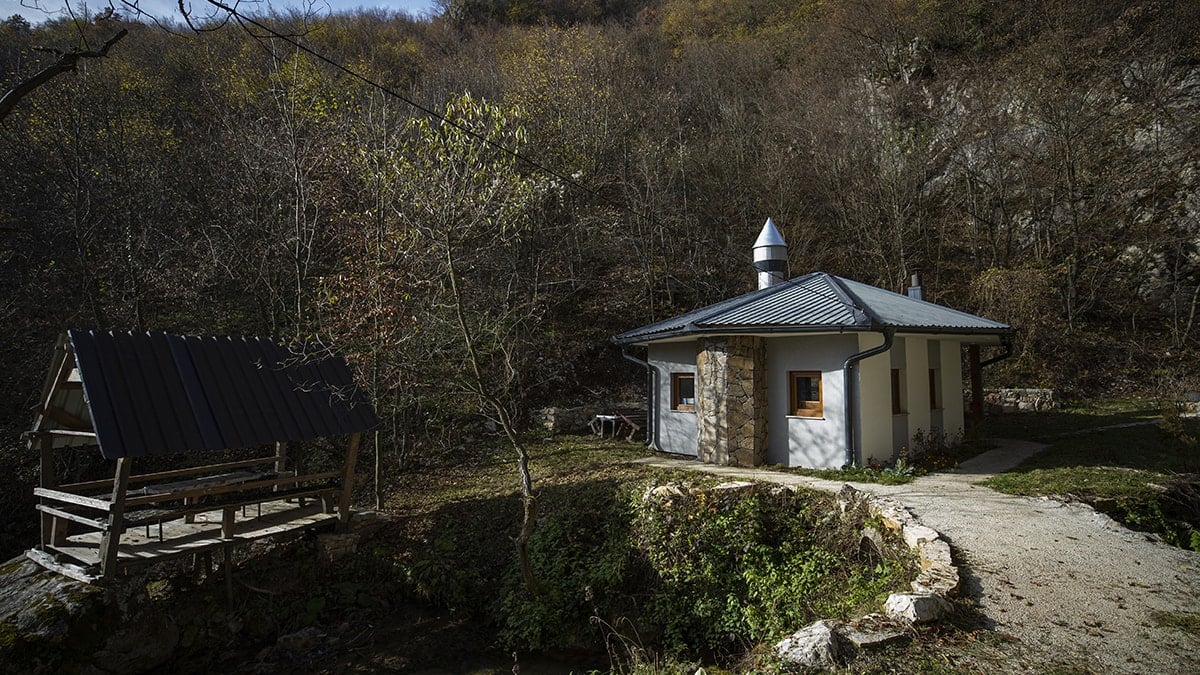 Bosna Hersek'teki Küçük Cami, Uluslararası Ziyaretçilerin İlgi Odağı Oluyor