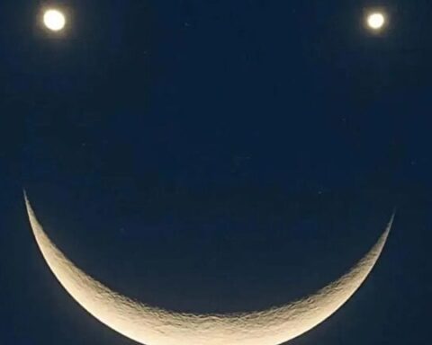 Bu gece nadir gökyüzü olayı: Ay, Satürn ve Neptün bir araya geliyor